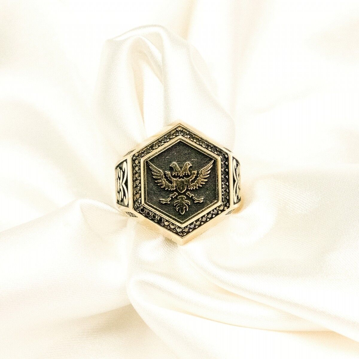 14 Ayar Altıgen Siyah Desenli Kuş Erkek Altın Yüzük