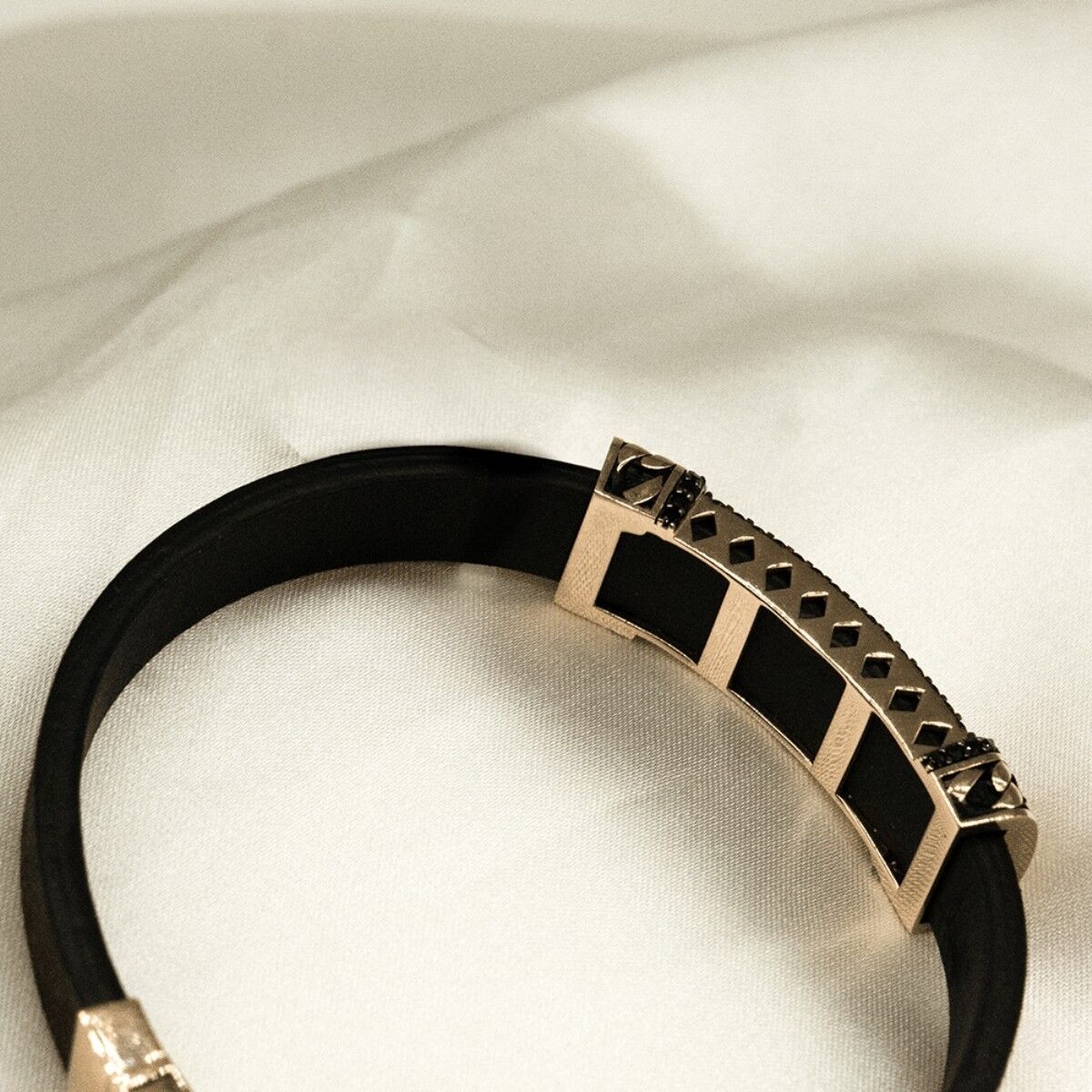 14 Ayar Siyah Taş Detaylı Plaka Erkek Altın Bileklik