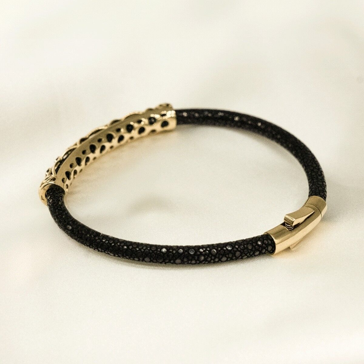 14 Ayar Sıralı Siyah Taş Detaylı Siyah Erkek Altın Bileklik