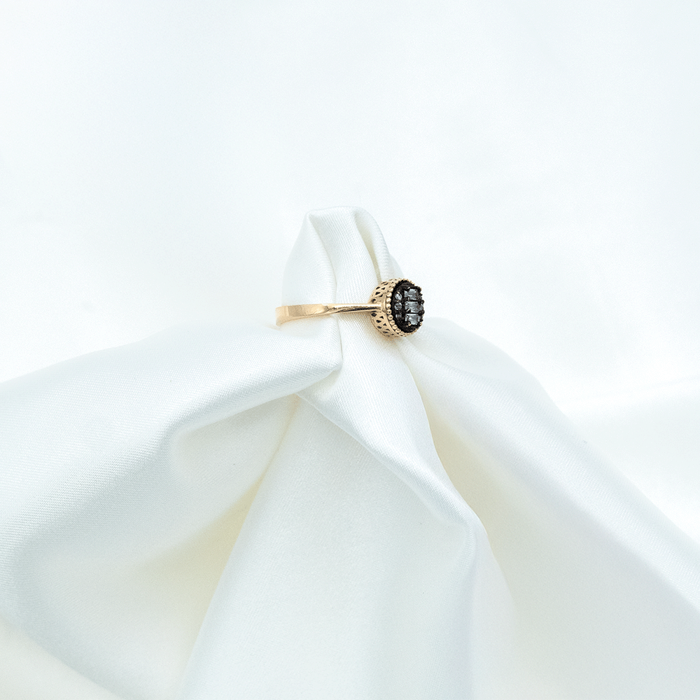 14 Ayar Siyah Renk ve Baget Detaylı Altın Yüzük