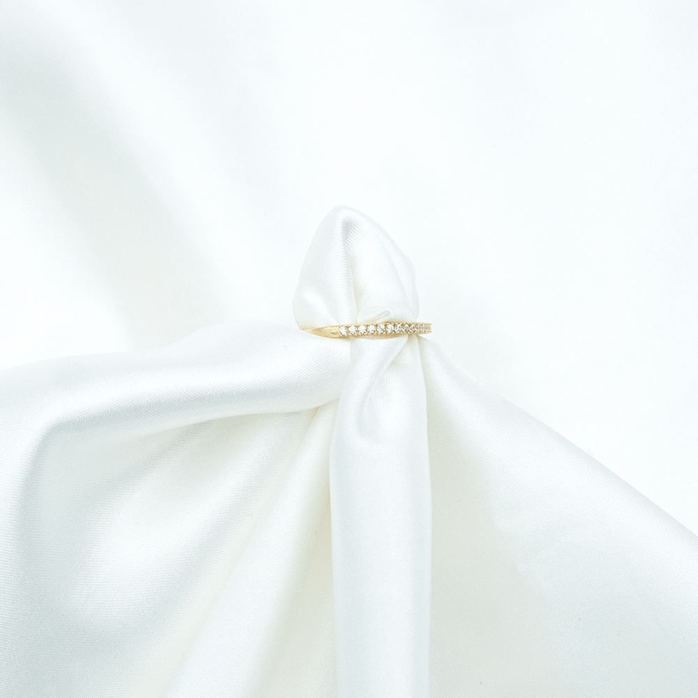 14 Ayar Taşlı Detaylı Sıralı Altın Yüzük