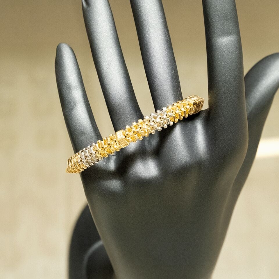 14 Ayar Sıralı Detay Kelepçe Altın Bileklik