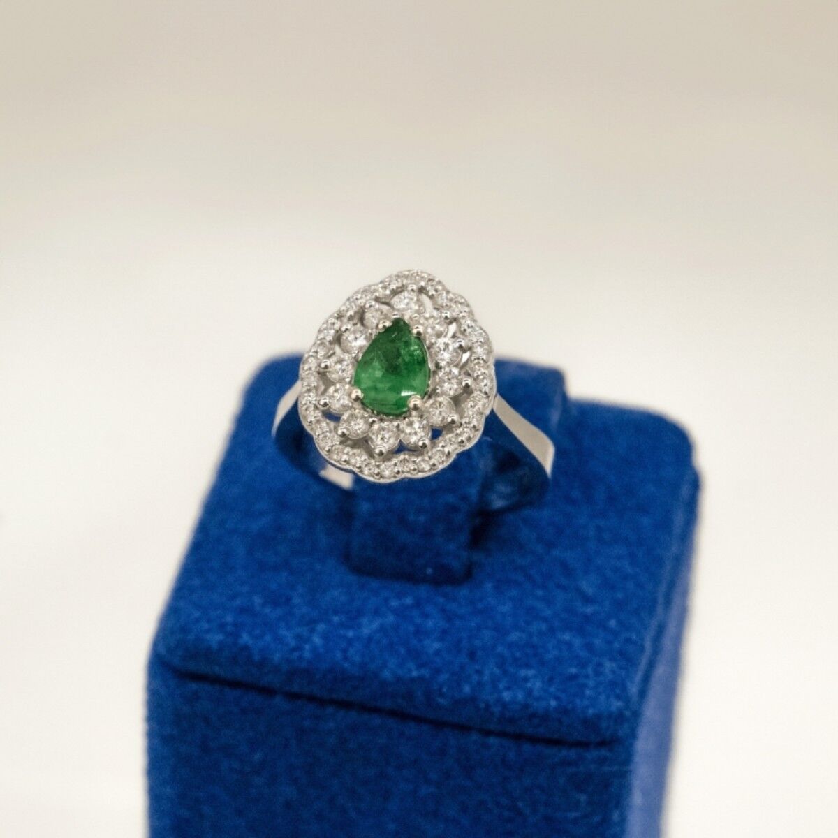 14 Ayar Ortası Damla Model Zümrüt Taşlı Kenarları Pırlanta Yüzük