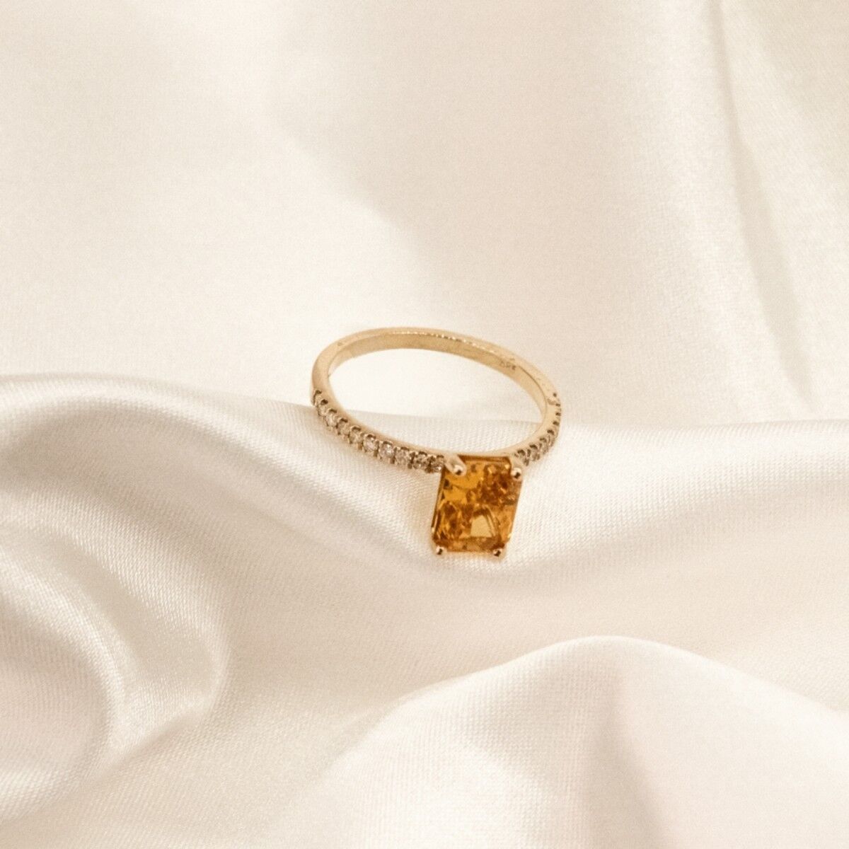 14 Ayar Ortası Baget Si̇tri̇n Taşlı Kenarı Pırlanta Yüzük